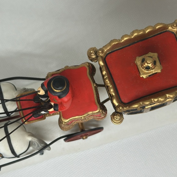 Retired Dickens Village Queen’s Parliamentary Coach - Picture 5 of 12